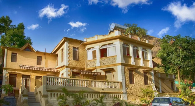 WelcomHeritage Connaught House, Mount Abu, Забронировать Отель Отели штата Раджастхана с парковкой, Парковка