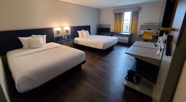Четырёхместный номер Standard Microtel Inn & Suites by Wyndham Milford