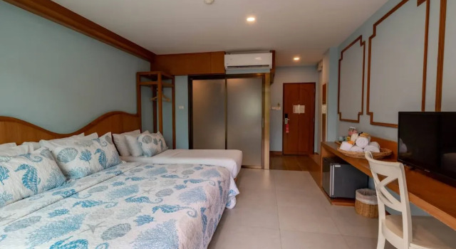 Трёхместный номер Standard с балконом и с видом на бассейн ROYAL PINEAPPLE HOTEL l a welcome to wealth and good fortune