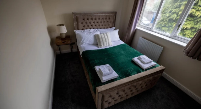 Sleeps8-kingbeds-sofabed-garden-aircon-freeparking