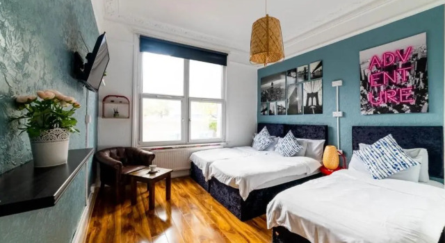 Трёхместный номер Book A Bed Hostels