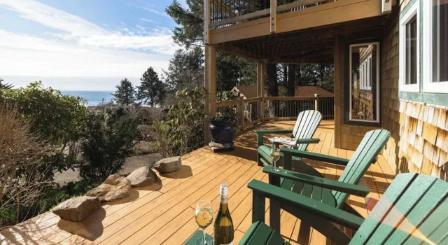 Коттедж с 6 комнатами с балконом Coastal Getaway in Manzanita w Fire Pit, Guest House & Views Seagrove by Avantstay