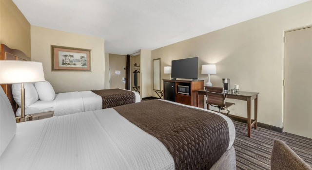 Четырёхместный номер Standard с балконом Best Western Plus North Miami-Bal Harbour
