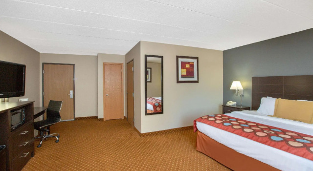 Двухместный номер Standard AmericInn by Wyndham Coralville