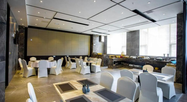 Ruiling Hotel (Kaili Huancheng East Road), Rezerwuj Hotel Hotele w Qiandongnan z parkingiem, Parking