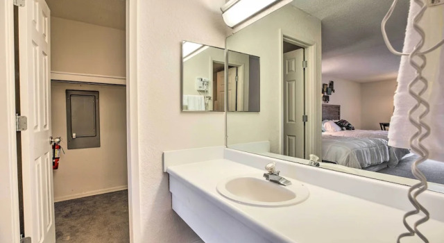 Коттедж с 4 комнатами Resort Perks: Spacious Lake of the Ozarks Home