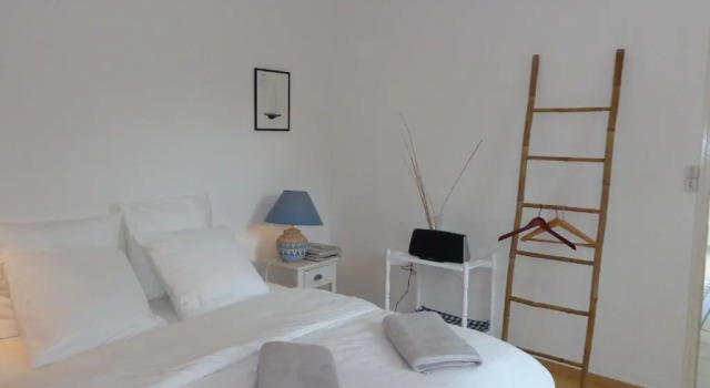 Chambre centre bourg 2 personnes avec petit dejeuner, Varaa Hotelli Hotellit Côtes-d'Armor pysäköinnillä, Pysäköinti