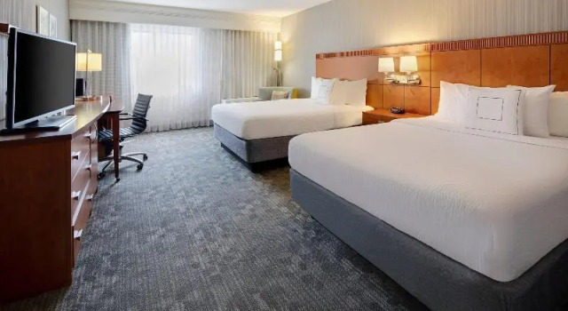 Четырёхместный номер Deluxe с балконом Courtyard by Marriott Cleveland Beachwood