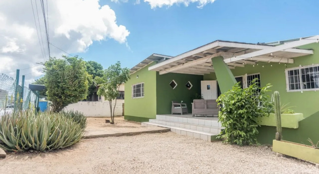 Коттедж Aruban Home Close to Beach