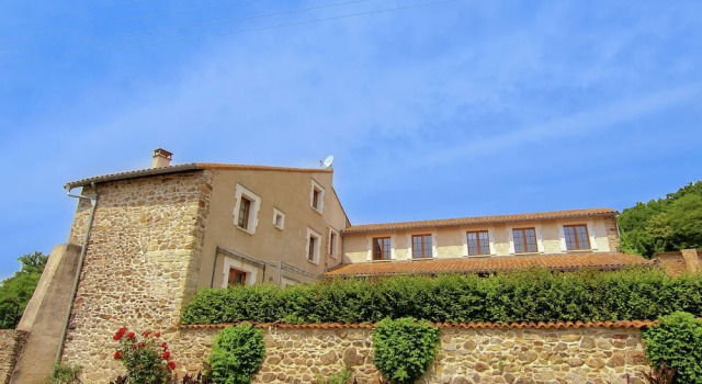 Cottage in France With Private Terrace, Book Feriehus Sommerhuse i Charente, Hytte