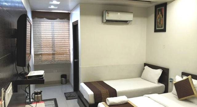 Четырёхместный семейный номер Standard Hotel Jinendra Palace