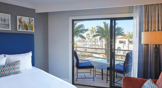 Четырёхместный номер Standard The Waterfront Beach Resort, A Hilton Hotel