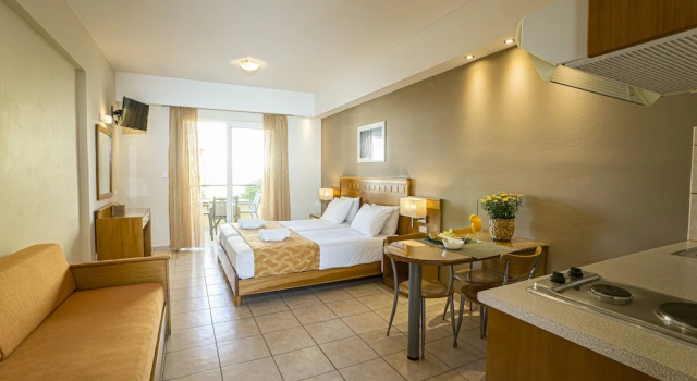 Студия Superior с балконом Helios Apartments