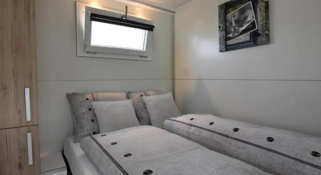 Cosy floating boatlodge, "Paris", Rezervovat Hotel Hotely v Limburg s parkováním, Parkování