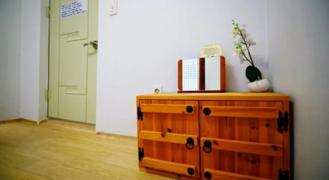 Jeonju Hanok Village Accommodation Sarangru Hanok Pension, Забронировать Отель Чонджу Чолла-Пукто, рядом с Конфуцианская школа хянгё в Чонджу