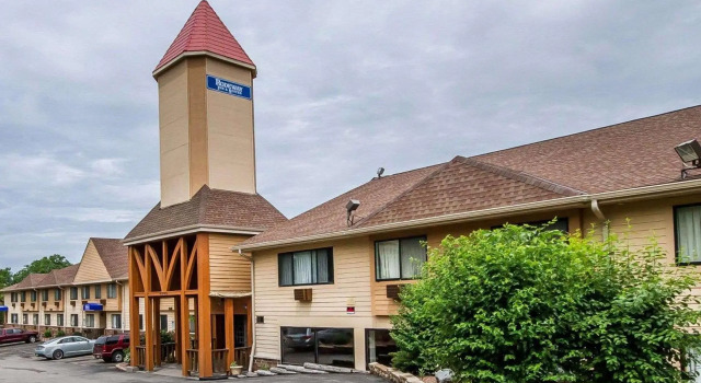 Кровать в общем номере Rodeway Inn & Suites Madison East