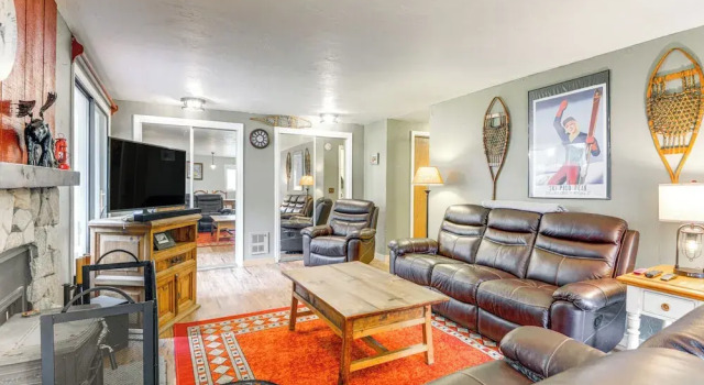 Апартаменты West Dover Townhome: Hot Tub, 2 Mi to Mount Snow!
