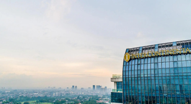 Кровать в общем номере Intercontinental Residence Jakarta Pondok Indah