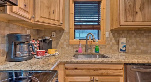 Коттедж Cabin w/ Hot Tub & Grill - 6 Mi to Broken Bow Lake
