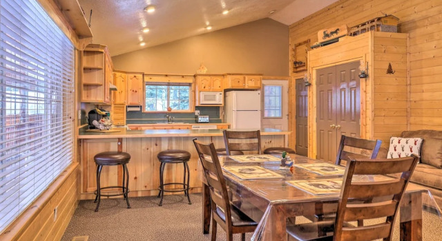 Коттедж с 4 комнатами Bright & Cozy Duck Creek Cabin w/ Grill & Fire Pit
