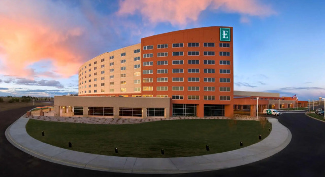 Кровать в общем номере Embassy Suites Loveland Conference Center