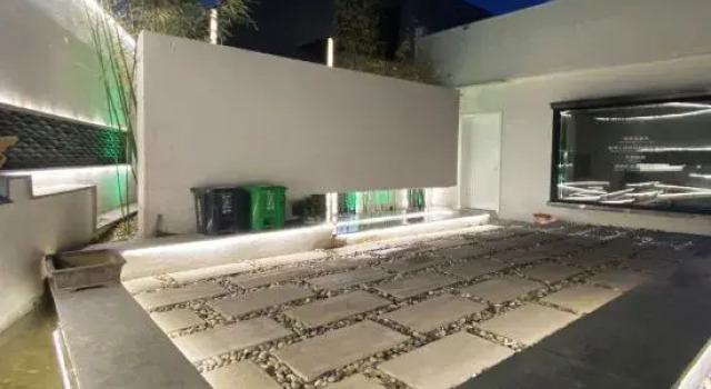 Travel Courtyard