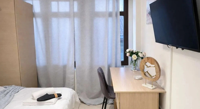 Bright Studio w Balcony - Near Thessaloniki Center, Забронировать Апартаменты/квартира Апартаменты Салоников, рядом с Триумфальная арка императора Галерия, Апартаменты/квартира