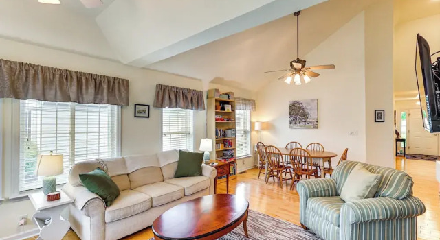 5 Mi to Beach: Lewes Home w/ Deck & Pond View, 예약 휴가용 주택 루이스 