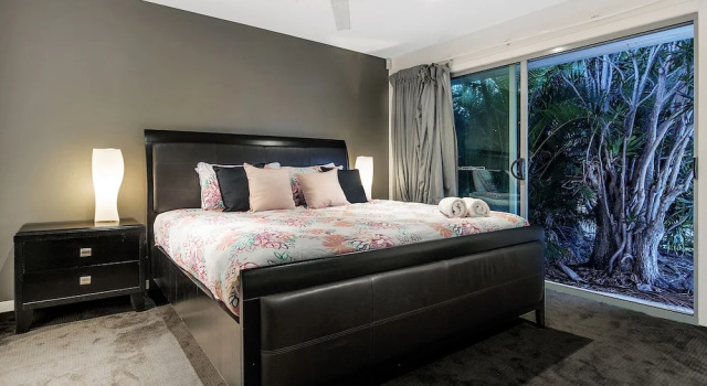 Amalfi Executive 5 Bedroom Home, Забронировать Дом для отпуска Коттеджи Голд-Кост, рядом с Florida Gardens Tram Station, Коттедж