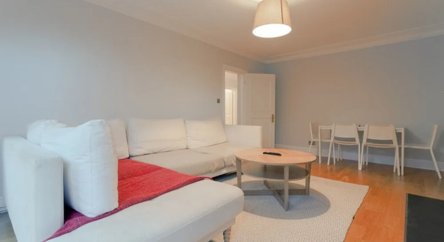 3 Bedroom House With Garden in Brondesbury