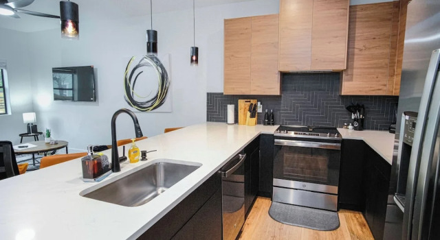 Апартаменты Amazing Indeed 3BR Only 5 Minutes From Downtown