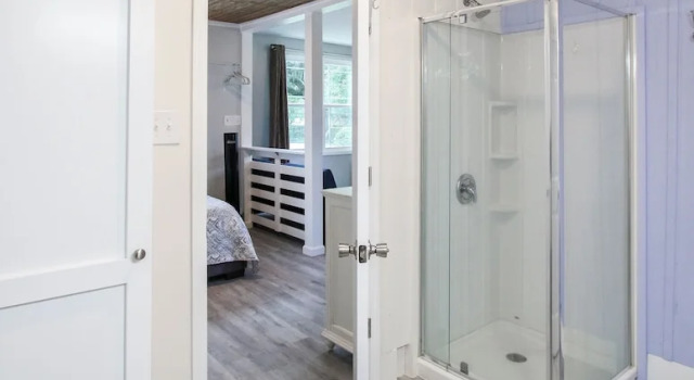 Коттедж Deluxe Historic Home for 7 with Apartment