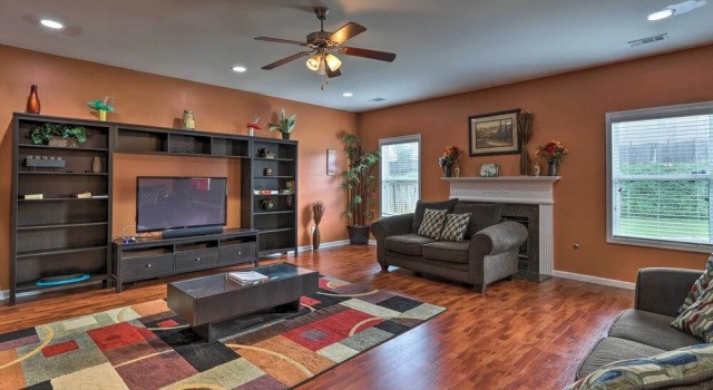 Family Getaway w/ Movie Room Near Atlanta!, 预订 酒店 麦克多诺 佐治亚州