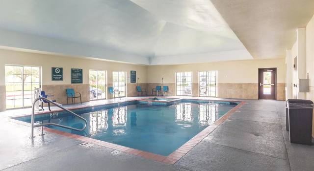 Кровать в общем номере Platinum Inn & Suites Webster