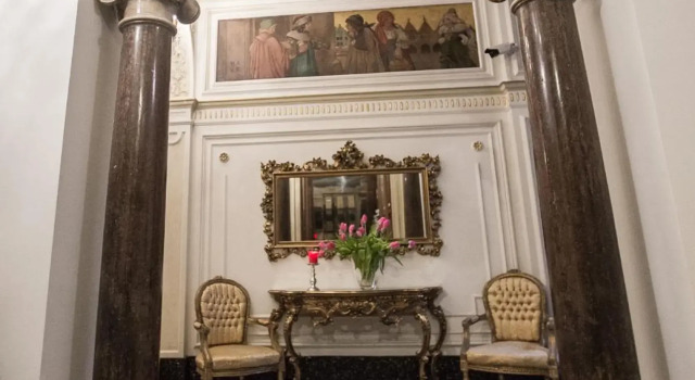 Royal Apartment by Charles Bridge view of Saint Nicholas Church, Reservar Apartamento Apartamentos em Praga, perto de Wallenstein Garden, Apartamento