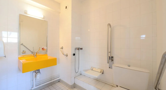 Четырёхместный номер Standard with shower Hôtel Kennedy Parc des Expositions