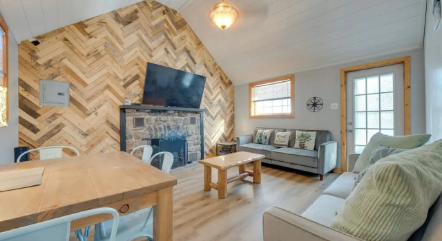 Pocono Couple's Getaway! Cute Cabin on 8 Acres, Buchen Sie Hotel Blakeslee Monroe County