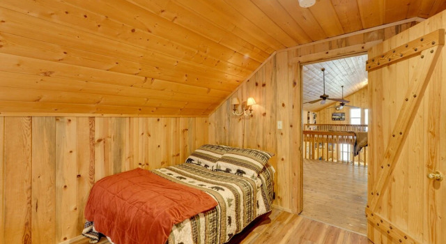 Pet-friendly House w/ Deck: Near Crater Lake!, Rezerwuj Hotel Hotele w Fort Klamath z parkingiem, Parking