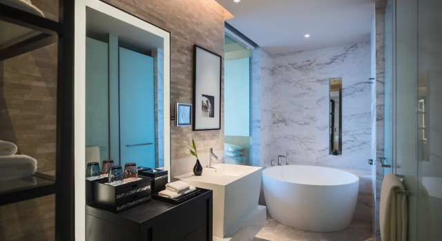 Четырёхместный номер Standard с балконом и с видом на озеро Renaissance Suzhou Taihu Lake Hotel
