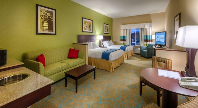 Четырёхместный номер Standard Holiday Inn Express Hotel & Suites Red Bluff-South Redding by IHG