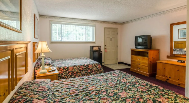 Четырёхместный номер Standard с балконом Highland Hills Motel & Cabins