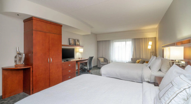 Четырёхместный номер Standard Courtyard by Marriott Salisbury