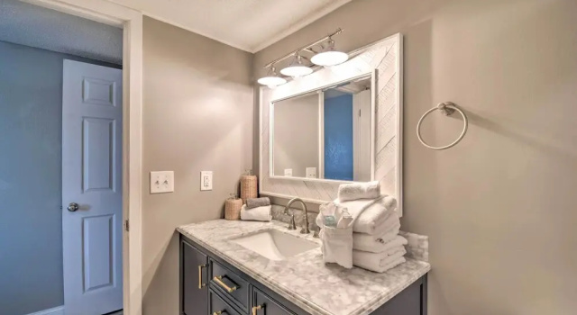 Апартаменты Bright Gulf Shores Beachfront Condo w/ Pool Access
