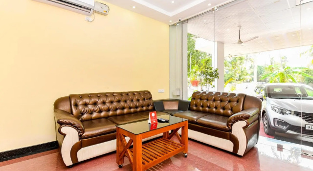 OYO 37764 Ghala Tourist Home, Забронировать Отель Отели Vypin Island с парковкой, Парковка