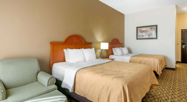 Четырёхместный номер Standard Quality Inn & Suites Jefferson City