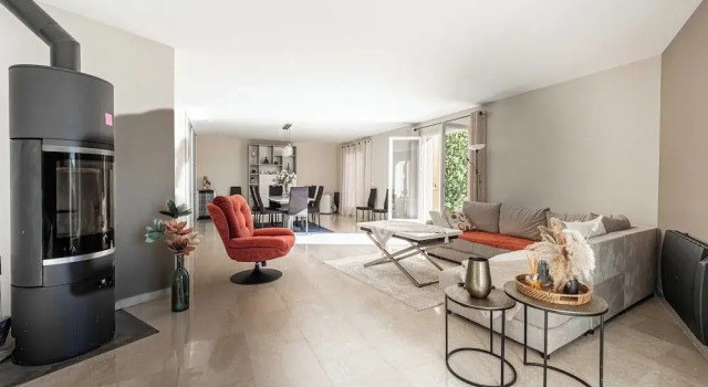 Апартаменты Quiet House With Pool
