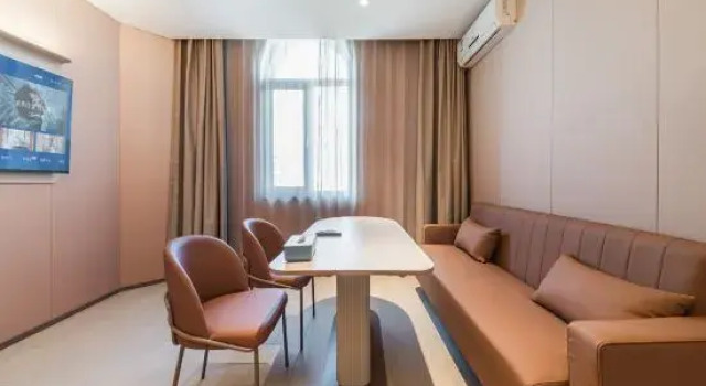 Люкс Deluxe HanTing Hotel (Daqing East Station Passenger Transport Hub)