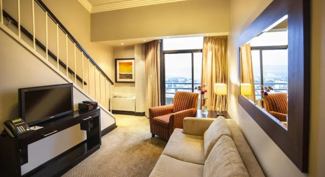 Люкс с балконом Avani Lesotho Hotel & Casino