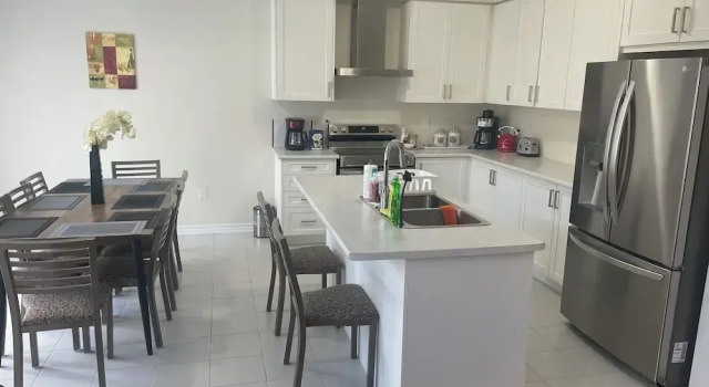 Коттедж Deluxe Brand New 3 Bedroom Home in West Niagara