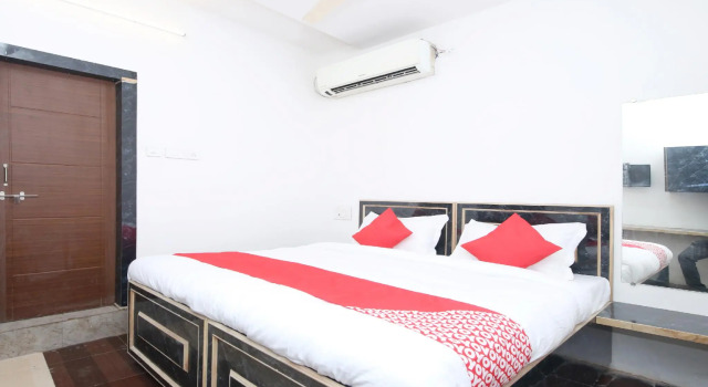 OYO 26738 Hotel Supreet